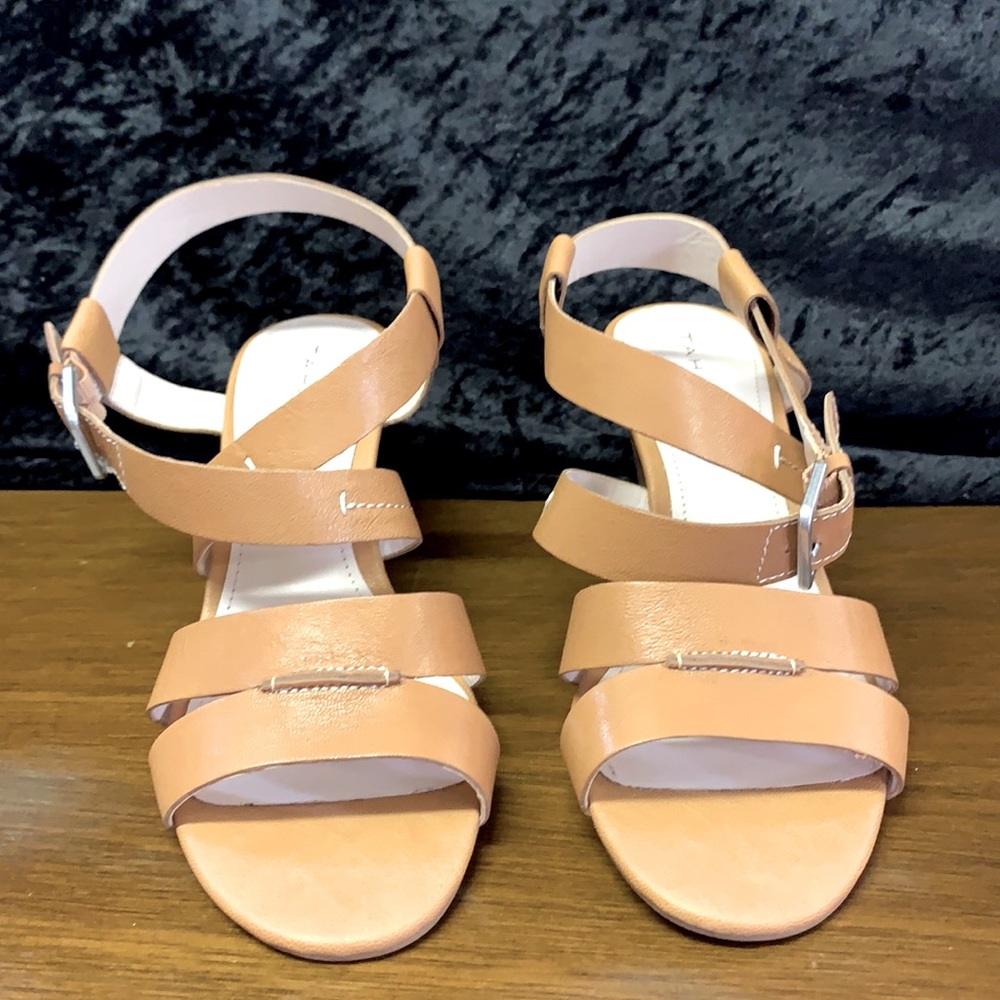 New no box Tahari Valen women’s tan leather sandals size: 7